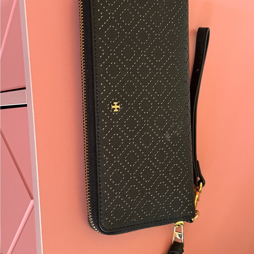 Tory Burch Black and Gold Quilted Wallet. Excellent quality!